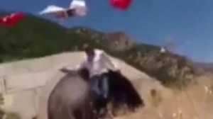 Müəllimin öldürüldüyü yerə türk bayrağı asan sürücü - VİDEO