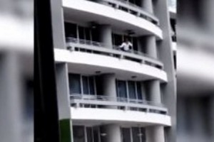 Selfi çəkmək istəyən gənc müəllimə eyvandan yıxılıb öldü - VİDEO 