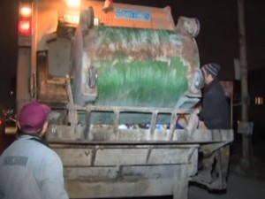 Çörəyi zibildən çıxanlar: “Çatdırmırıq deyə, bu vaxtlar çıxırıq” – VİDEO