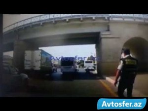 Bakıda avtobuslar əlil sərnişini görüb dayanmadı  - Köməyə yol polisi gəldi - VİDEO