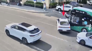 İkinci zolaqdan sağa dönənləri avtobuslar belə vurur - VİDEO