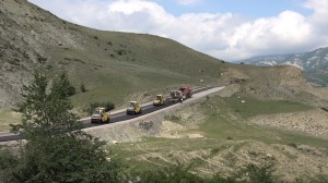 Qubada turizm imkanlarını genişləndirən yolun yenidən qurulması davam edir - FOTO