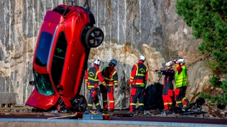 "Volvo" ağlasığmaz qəza testi həyata keçirdi  - Avtomobilləri uçurumdan atdılar - VİDEO