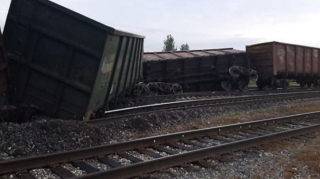 Rusiyada kömür daşıyan qatar relsdən çıxıb 