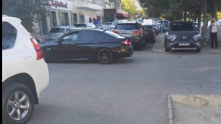 Bu küçədə səki parkinqə çevrilib: piyadalar təhlükədədir - FOTO 
