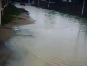 Bakının bu qəsəbəsinin sakinləri yolsuz qalıb - VİDEO