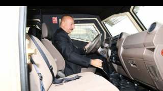 İlham Əliyev zirehli döyüş maşınını idarə etdi - VİDEO