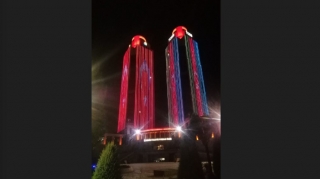 Ankarada əkiz qüllələr binası Azərbaycan bayrağına bürünüb 