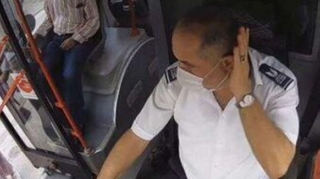 Sürücüdən NÜMUNƏVİ ADDIM:  İmtahana gecikən abituriyentlərə görə GÖRÜN NƏ ETDİ  - VİDEO