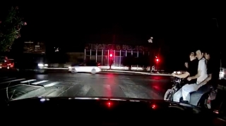 Qaydaları saymayan motosiklet sürücüsü iki sərnişinlə qırmızı işıqdan keçdi   - VİDEO