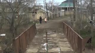 "Yükümüzü belimizdə daşıyırıq, təcili yardım maşını gələ bilmir" - Biləsuvar sakinlərindən şikayət  - VİDEO