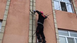 Köməksiz vəziyyətdə qalan pişiyi belə xilas etdilər - VİDEO