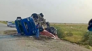 Hacıqabulda idarəetmədən çıxan yük maşını yol kənarına aşdı    - VİDEO