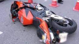 Bakıda motosikletlə avtomobil toqquşdu, yaralı var 