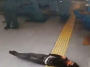 Azərbaycanlı gəncin intihar anı: Damarlarını kəsib, binadan atladı - VİDEO