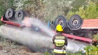 Şərurda TIR aşıb, xəsarət alanlar var - FOTO 