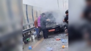 Bakıda səfirliyə məxsus "Range Rover" alışıb yandı: Köməyə insanlar gəldi  - VİDEO