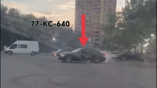 "Nargilə" kafesinin qarşısında avtomobili fırladan sürücü insanları qorxuya saldı - VİDEO