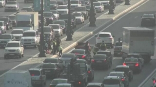 Prospektdə maşın aşdı, tıxac yarandı - FOTO