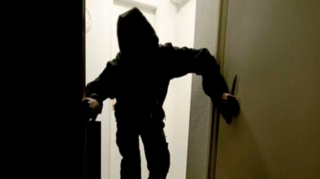 Qapının açıq olduğunu görüb evə girdi, quldurluq etdi 