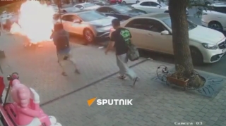 Küçənin ortasında elektrik kabeli belə partladı - VİDEO
