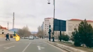 İşıqforu heçə sayan  piyadalar hərəkətdə olan maşınların üzərinə şığıdılar  - VİDEO