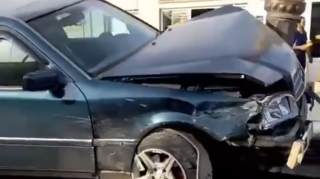 Binədə “Mercedes”  işıq dirəyinə çırpıldı  - VİDEO