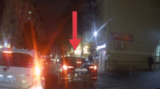 Yolayrıcında dayanan sürücü hərəkətə mane oldu - VİDEO