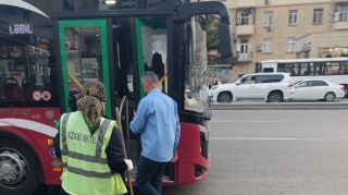 В Баку пьяный пассажир разбил стекло автобуса - ФОТО