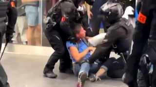 Polis metroya maskasız daxil olan qadını döydü - VİDEO