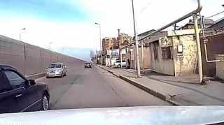 Axına qarşı hərəkət edən sürücü az qala zəncirvari qəza törədəcəkdi   - VİDEO