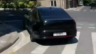 Maşını döngədə saxlayıb piyada keçidini zəbt etdi - 10-RD-011   - VİDEO