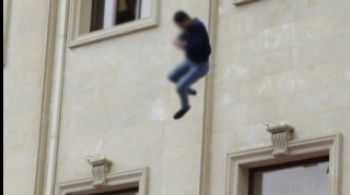 Bakıda kişi 11-ci mərtəbədən yıxılıb öldü 