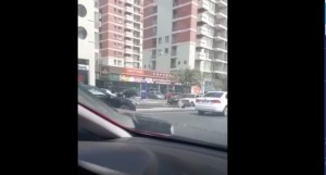 Sürücülərin diqqətinə: Külək işıq dirəklərini aşırır, ehtiyyatlı olun – VİDEO