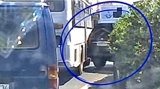 Bakıda sərnişin avtobusu park edilmiş “Prado”nu vurub qaçdı  - ANBAAN VİDEO