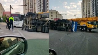 В Баку произошло серьезное ДТП: опрокинулся КАМАЗ   - ВИДЕО