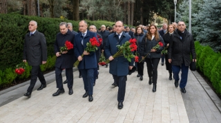 RİNN-in kollektivi Ulu Öndərin məzarını ziyarət edib - FOTO 
