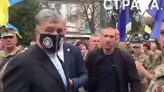 Poroşenkonun üzünə “zelyonka” tökdülər - VİDEO 