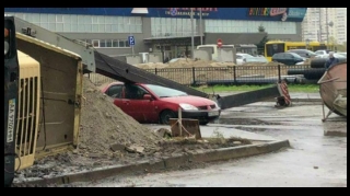 В Киеве строительный кран упал на автомобиль - ВИДЕО - ФОТО