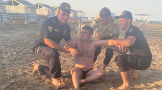 Polislər boğulmaq üzrə olan iki nəfərin həyatını xilas edib - FOTO