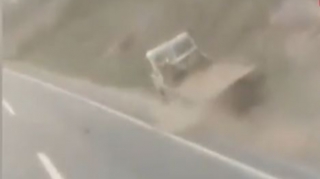 Evakuator yolda "oyun çıxartdı", sonda belə qəzaya düşdü  - ŞOK VİDEO