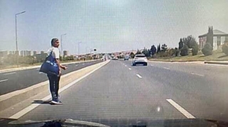 Yolun ortasıyla gedən piyada qəfil maşının önünə çıxdı, sürücü..   - ANBAAN VİDEO