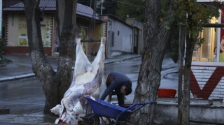 Bakıda piyada səkisində ət kəsən şəxs cərimələnib  
