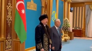İlham Əliyev Qazaxıstanın milli geyimində - VİDEO