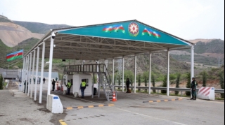 Ermənistandan növbəti şou:  Azərbaycanla razılaşdırmadan yük maşınlarını sərhəd məntəqəsinə yığırlar  - VİDEO