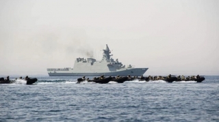 Qəzaya uğramış yük gəmisindəki 17 dənizçini Filippinə təhvil verdi 