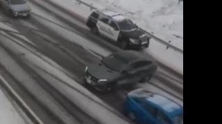 Buz bağlamış yolda idarəetməni itirən sürücü son anda qəzadan qurtuldu - VİDEO