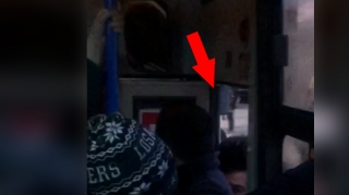 Avtobusda daha bir biabırçılıq, sərnişinlər qapıdan asılı qaldılar - VİDEO 