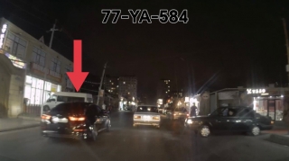 Yolunu düz gedə bilməyən sürücü: Sağdan ötüb əks yola çıxdı - VİDEO