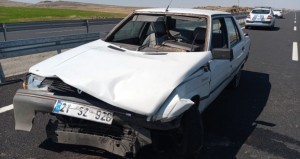 Təkəri partlayan avtomobil dəmir arakəsmələr çırpıldı: 7 yaralı - FOTO